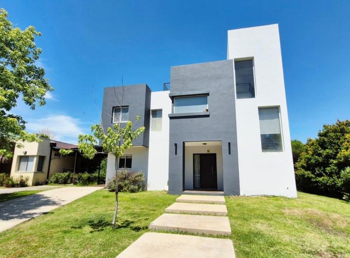 Casa · 200m² · 5 Ambientes · 3 Cocheras