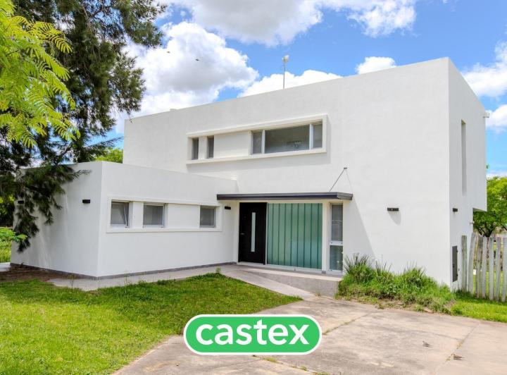 Casa · 203m² · 4 Ambientes · 2 Cocheras