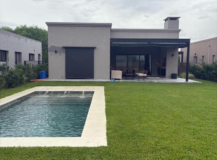 Casa · 137m² · 4 Ambientes · 2 Cocheras