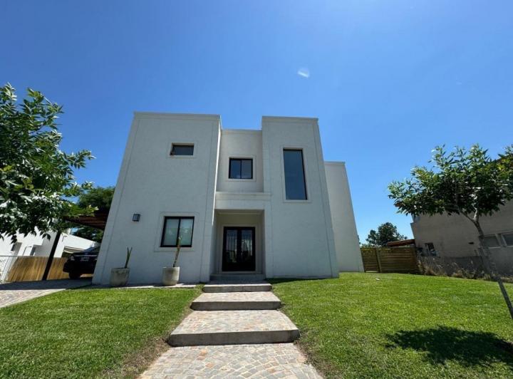 Casa · 220m² · 6 Ambientes · 1 Cochera