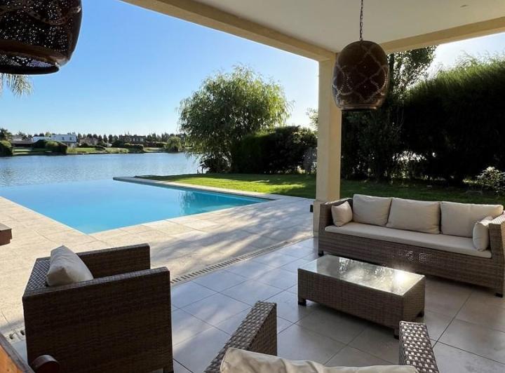 Casa · 230m² · 4 Ambientes · 2 Cocheras