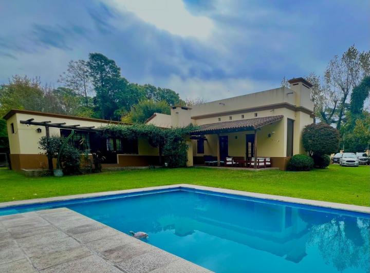 Casa · 240m² · 5 Ambientes · 6 Cocheras