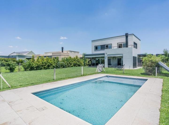 Casa · 157m² · 4 Ambientes · 2 Cocheras