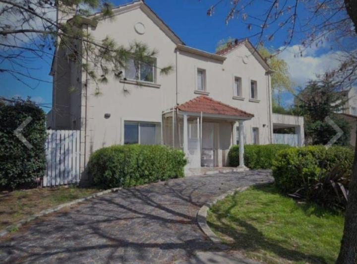 Casa · 250m² · 5 Ambientes · 2 Cocheras