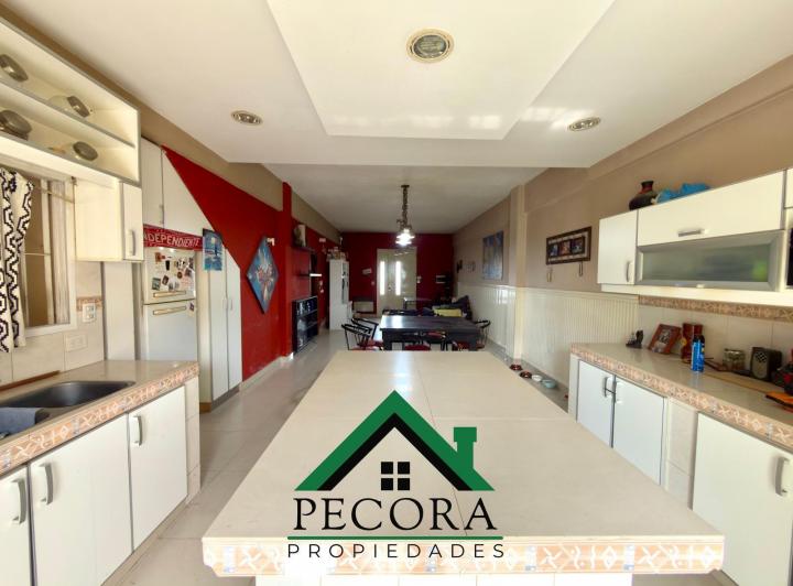 Casa · 221m² · 4 Ambientes · 2 Cocheras