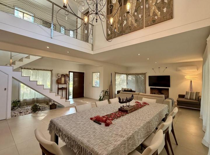 Casa · 244m² · 5 Ambientes · 4 Cocheras