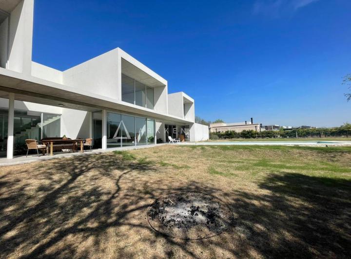 Casa · 300m² · 5 Ambientes · 2 Cocheras