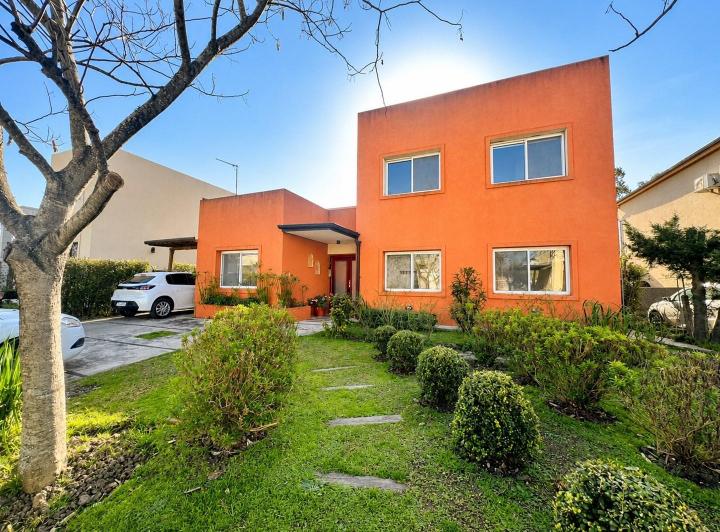 Casa · 219m² · 7 Ambientes · 1 Cochera