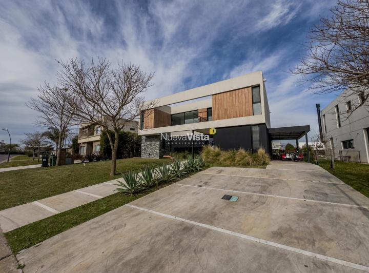 Casa · 298m² · 5 Ambientes · 3 Cocheras