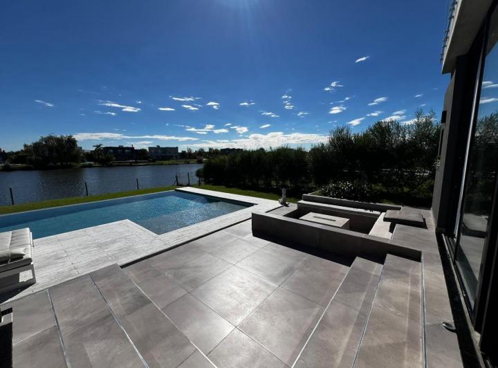Casa · 356m² · 7 Ambientes · 4 Cocheras