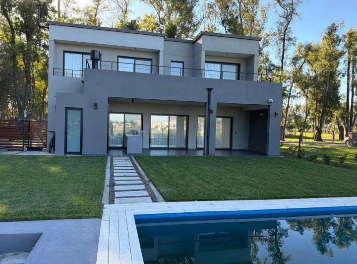 Casa · 172m² · 5 Ambientes · 2 Cocheras