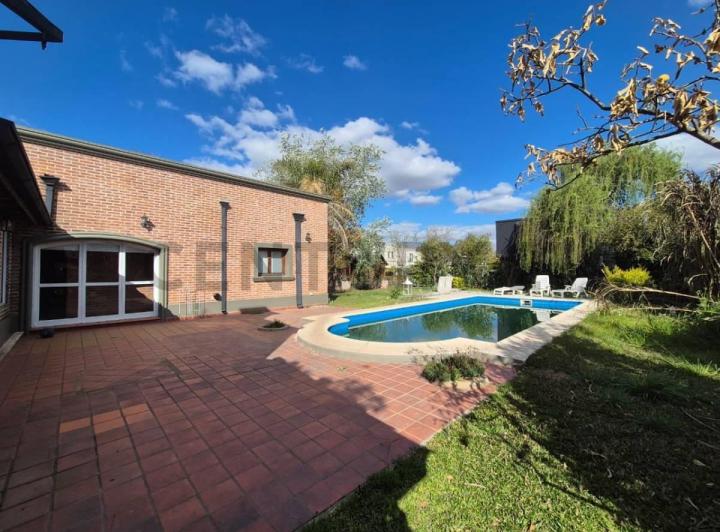 Casa · 165m² · 4 Ambientes · 2 Cocheras