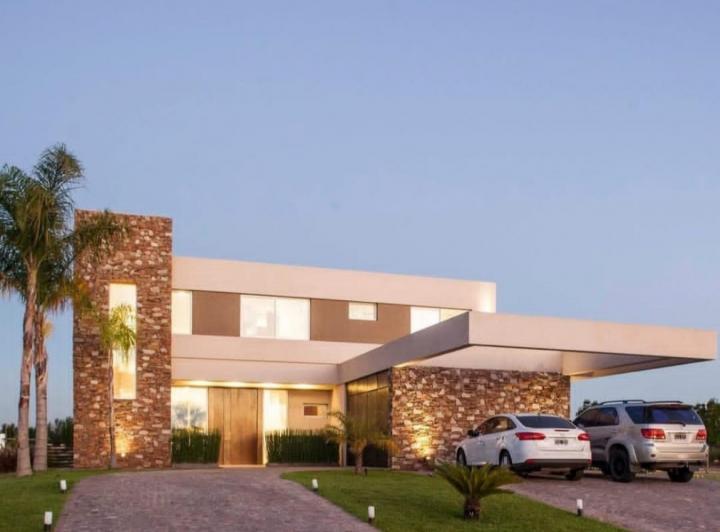Casa · 320m² · 6 Ambientes · 10 Cocheras