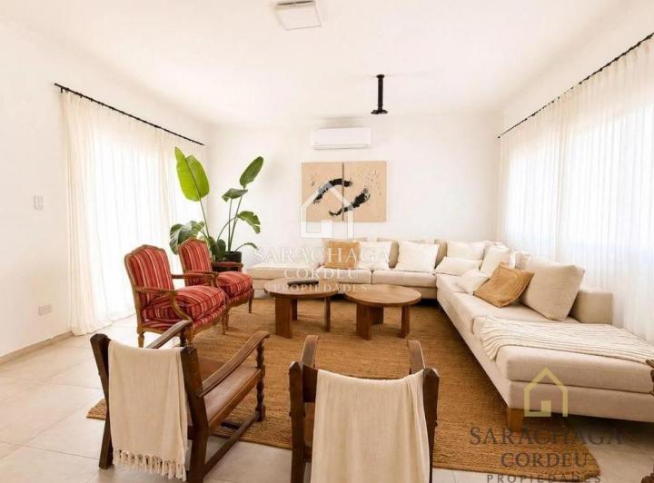 Casa · 194m² · 6 Ambientes · 2 Cocheras