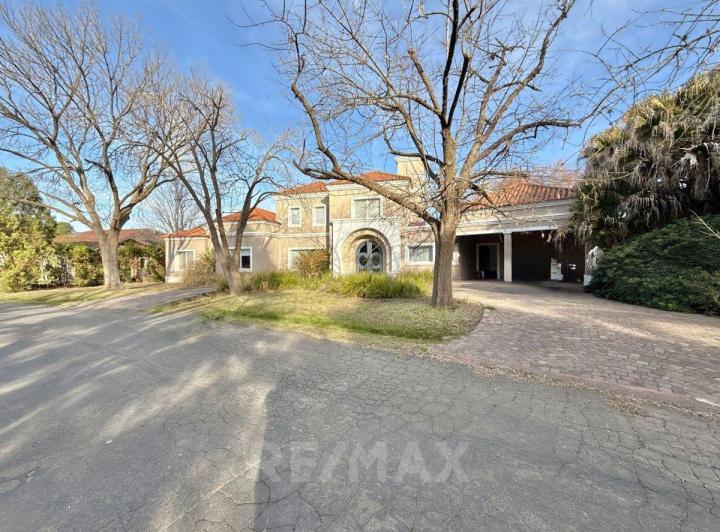 Casa · 246m² · 5 Ambientes · 1 Cochera