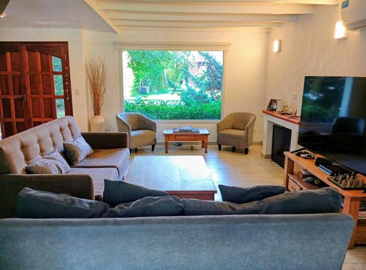 Casa · 145m² · 5 Ambientes · 2 Cocheras