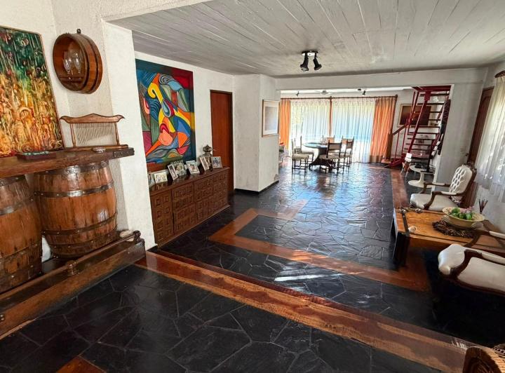 Casa · 160m² · 5 Ambientes · 2 Cocheras