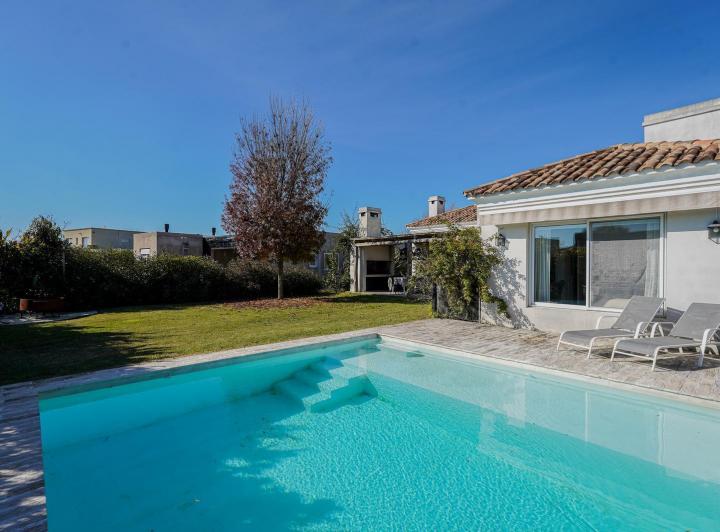 Casa · 215m² · 5 Ambientes · 2 Cocheras