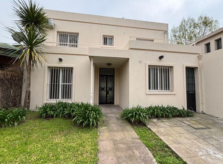 Casa · 210m² · 6 Ambientes · 1 Cochera