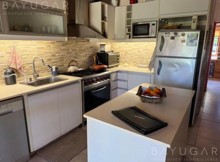 Casa · 205m² · 6 Ambientes · 3 Cocheras