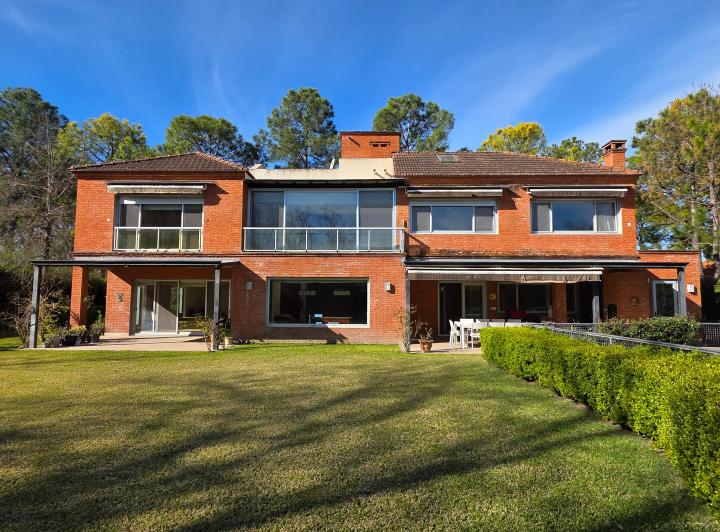Casa · 408m² · 7 Ambientes · 2 Cocheras