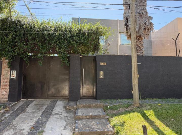 Casa · 240m² · 3 Dormitorios · 2 Cocheras