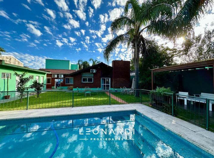 Casa · 216m² · 4 Ambientes · 4 Cocheras