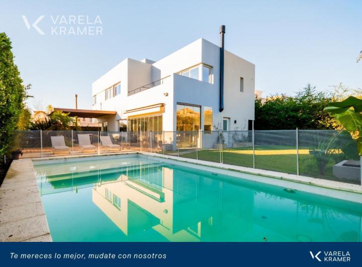 Casa · 261m² · 6 Ambientes · 4 Cocheras