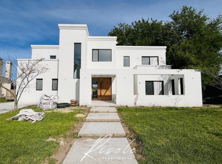 Casa · 244m² · 6 Ambientes · 3 Cocheras