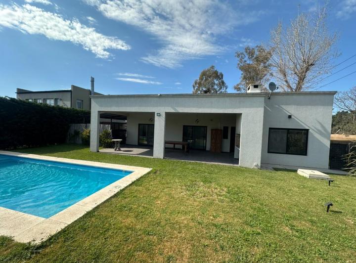 Casa · 140m² · 4 Ambientes · 4 Cocheras