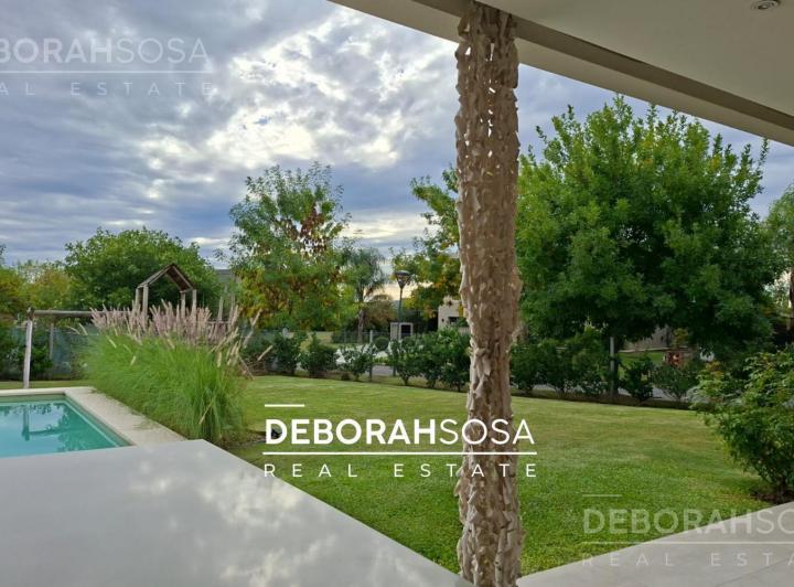 Casa · 220m² · 4 Ambientes · 4 Cocheras