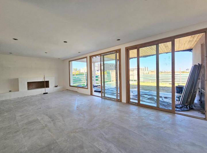 Casa · 298m² · 8 Ambientes · 1 Cochera