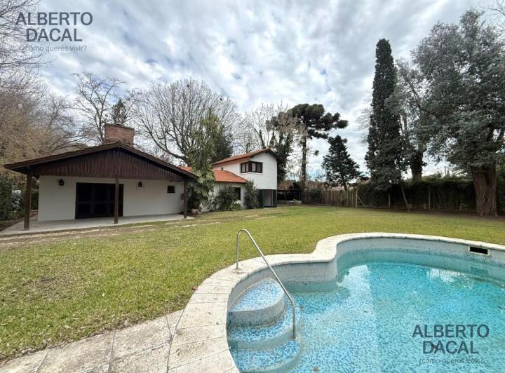 Casa · 190m² · 6 Ambientes · 2 Cocheras