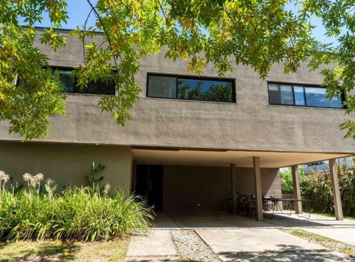 Casa · 247m² · 5 Ambientes · 2 Cocheras