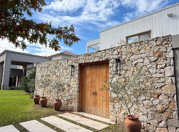 Casa · 350m² · 7 Ambientes · 2 Cocheras