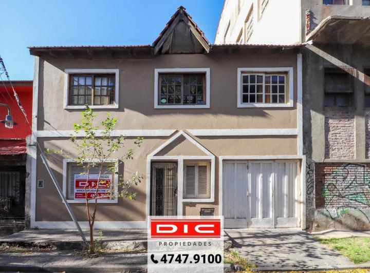 Casa · 220m² · 5 Ambientes · 1 Cochera