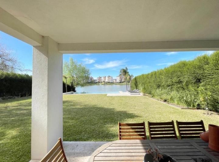Casa · 430m² · 5 Ambientes · 2 Cocheras