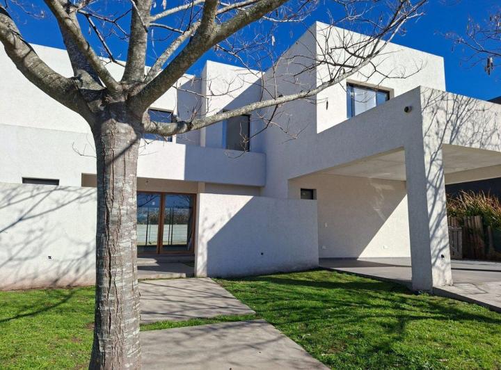 Casa · 261m² · 6 Ambientes · 2 Cocheras