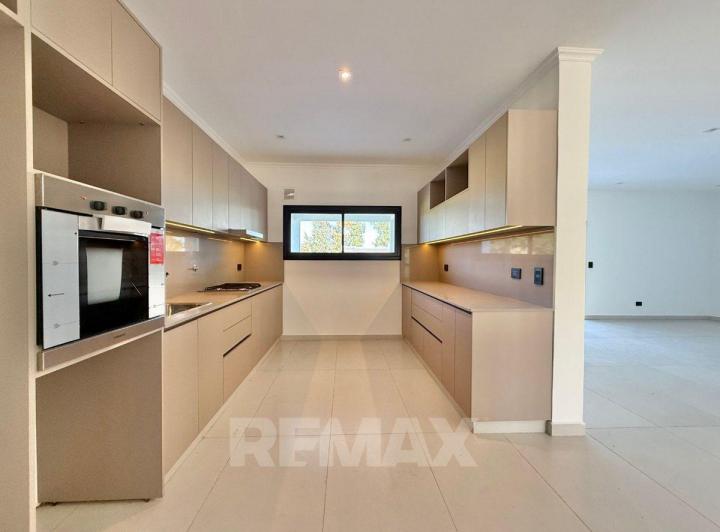 Casa · 225m² · 6 Ambientes · 2 Cocheras