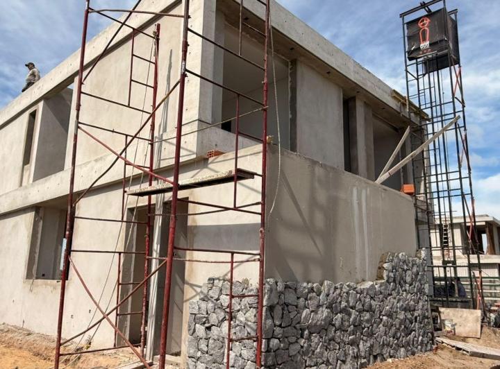 Casa · 255m² · 5 Ambientes · 1 Cochera
