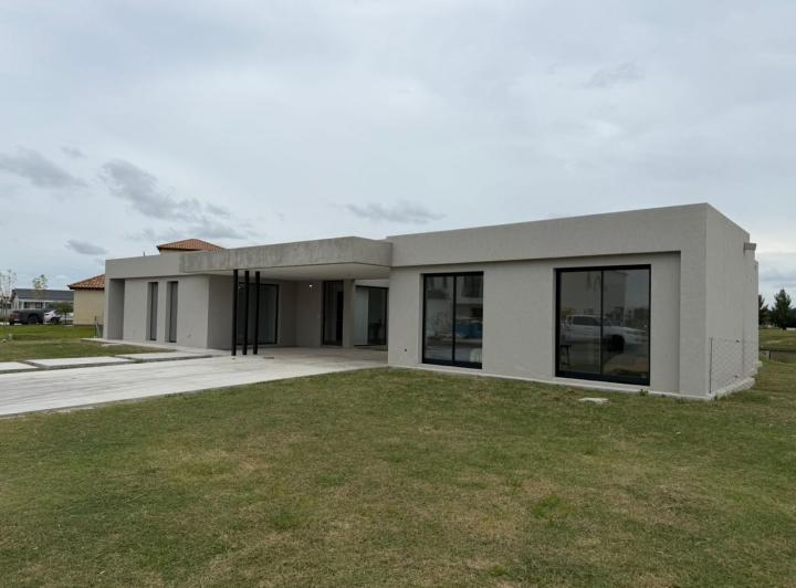 Casa · 259m² · 4 Dormitorios · 2 Cocheras