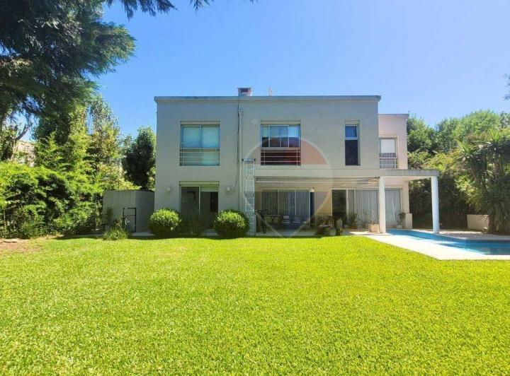 Casa · 255m² · 5 Ambientes
