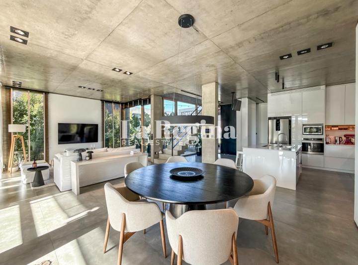 Casa · 216m² · 5 Ambientes · 6 Cocheras