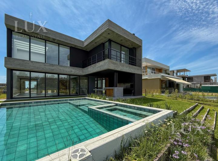 Casa · 285m² · 7 Ambientes · 4 Cocheras