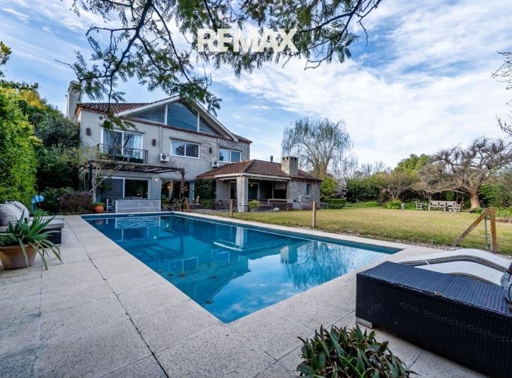 Casa · 345m² · 7 Ambientes · 2 Cocheras