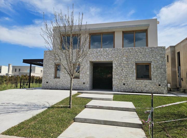 Casa · 28m² · 8 Ambientes · 5 Cocheras
