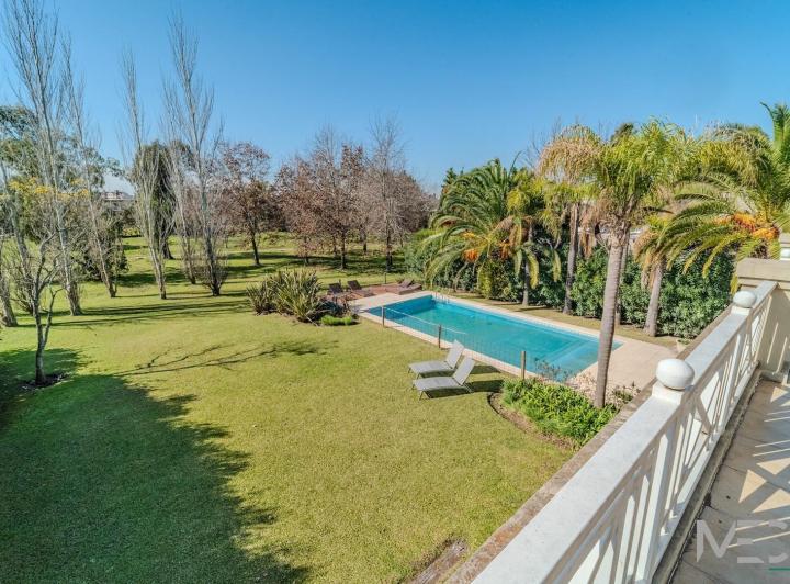 Casa · 345m² · 9 Ambientes · 1 Cochera
