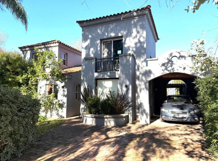 Casa · 200m² · 5 Ambientes · 1 Cochera