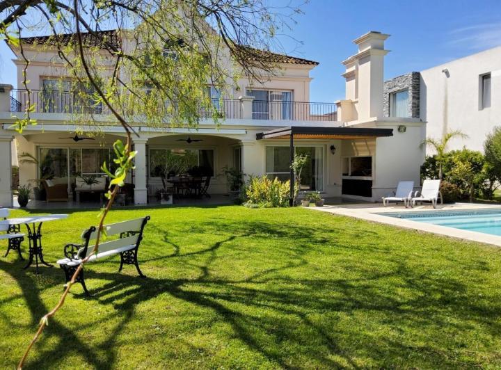 Casa · 320m² · 7 Ambientes · 4 Cocheras