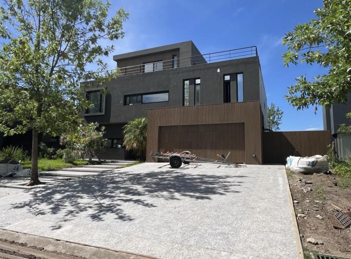 Casa · 520m² · 7 Ambientes · 2 Cocheras